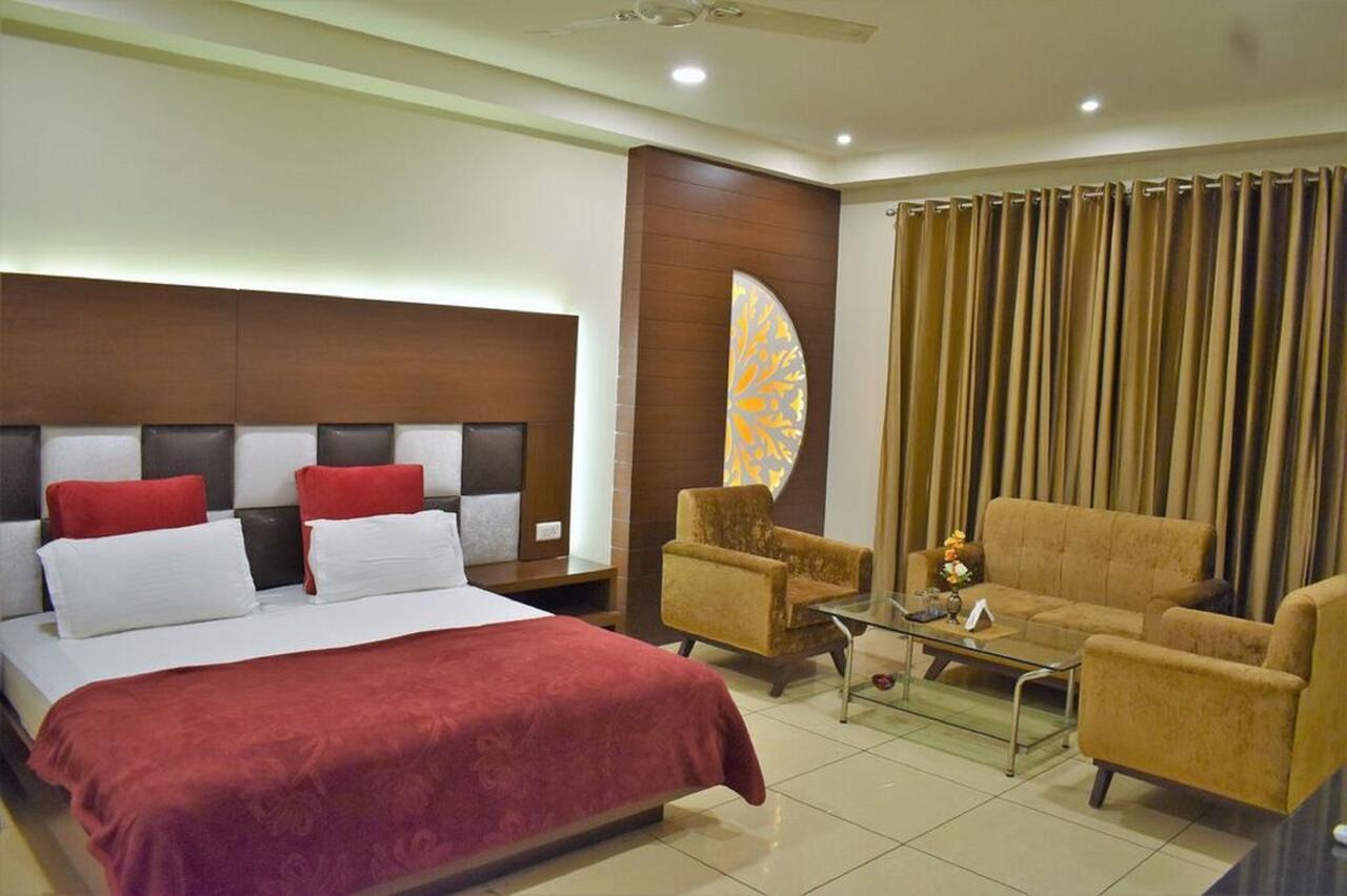 Hotel Ashish Continental Phagwāra エクステリア 写真